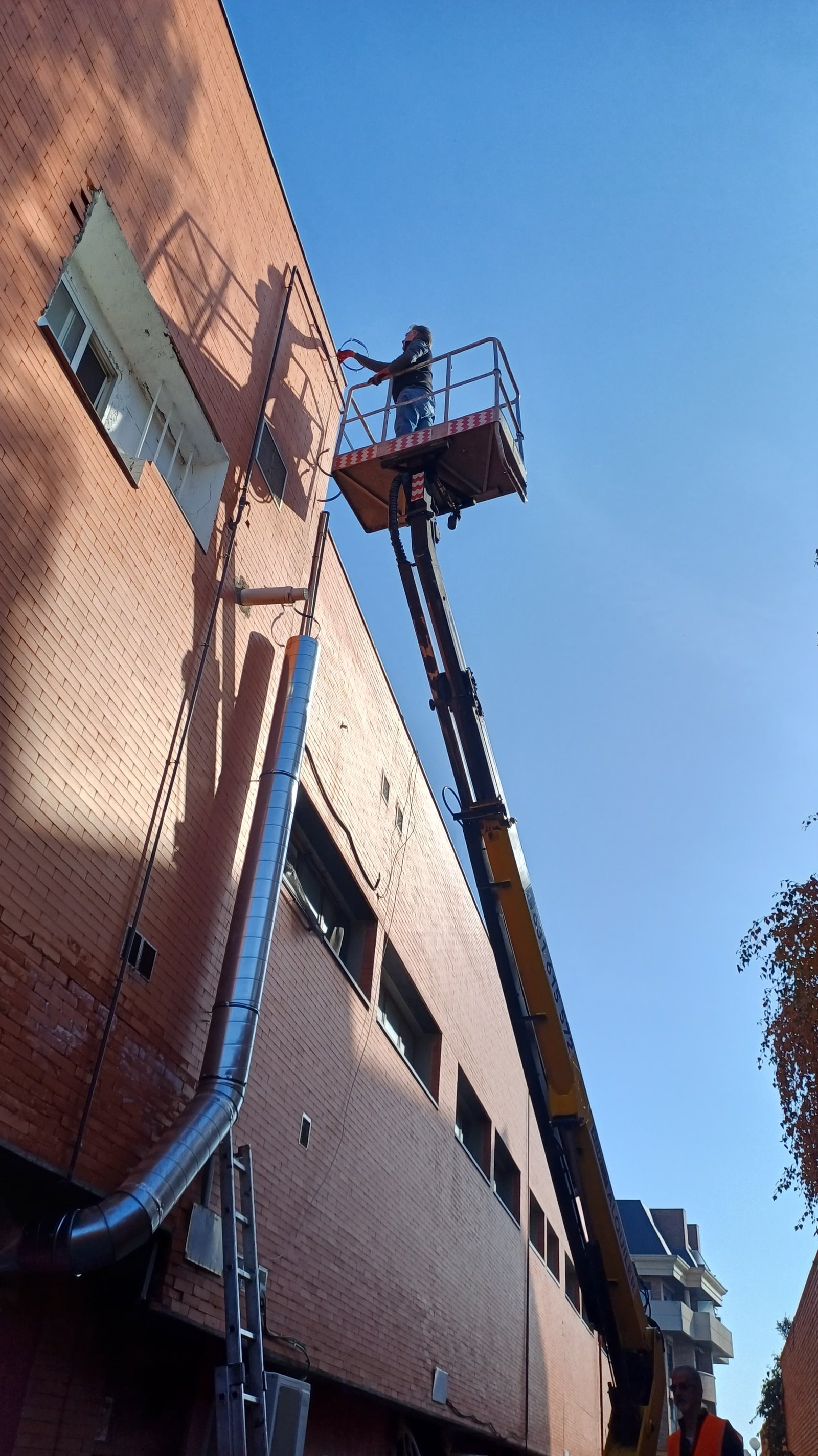 Conductos de extracción instalados en exterior, con remates y fijación