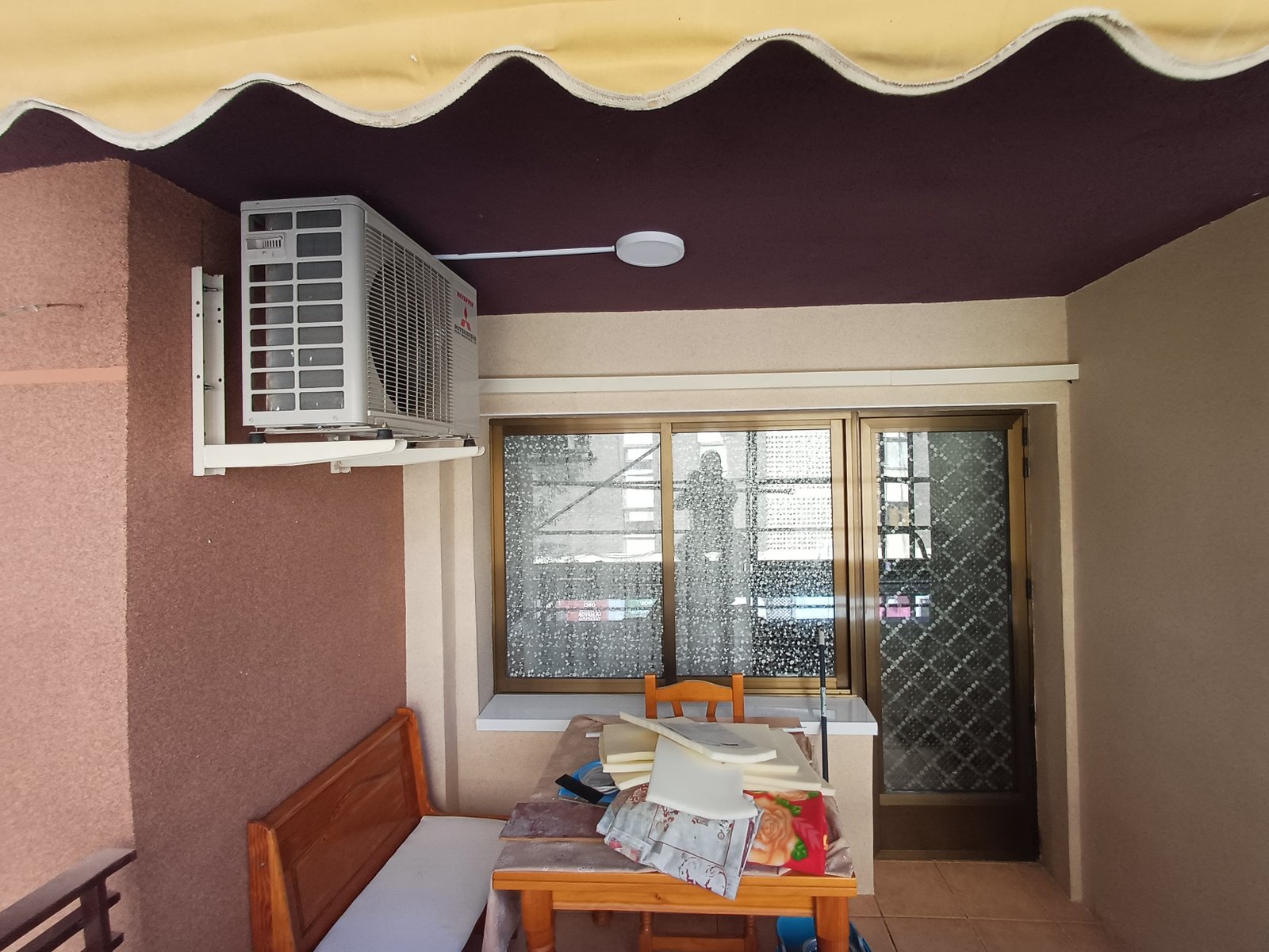 Unidad exterior de aire acondicionado en soporte mural, instalación real