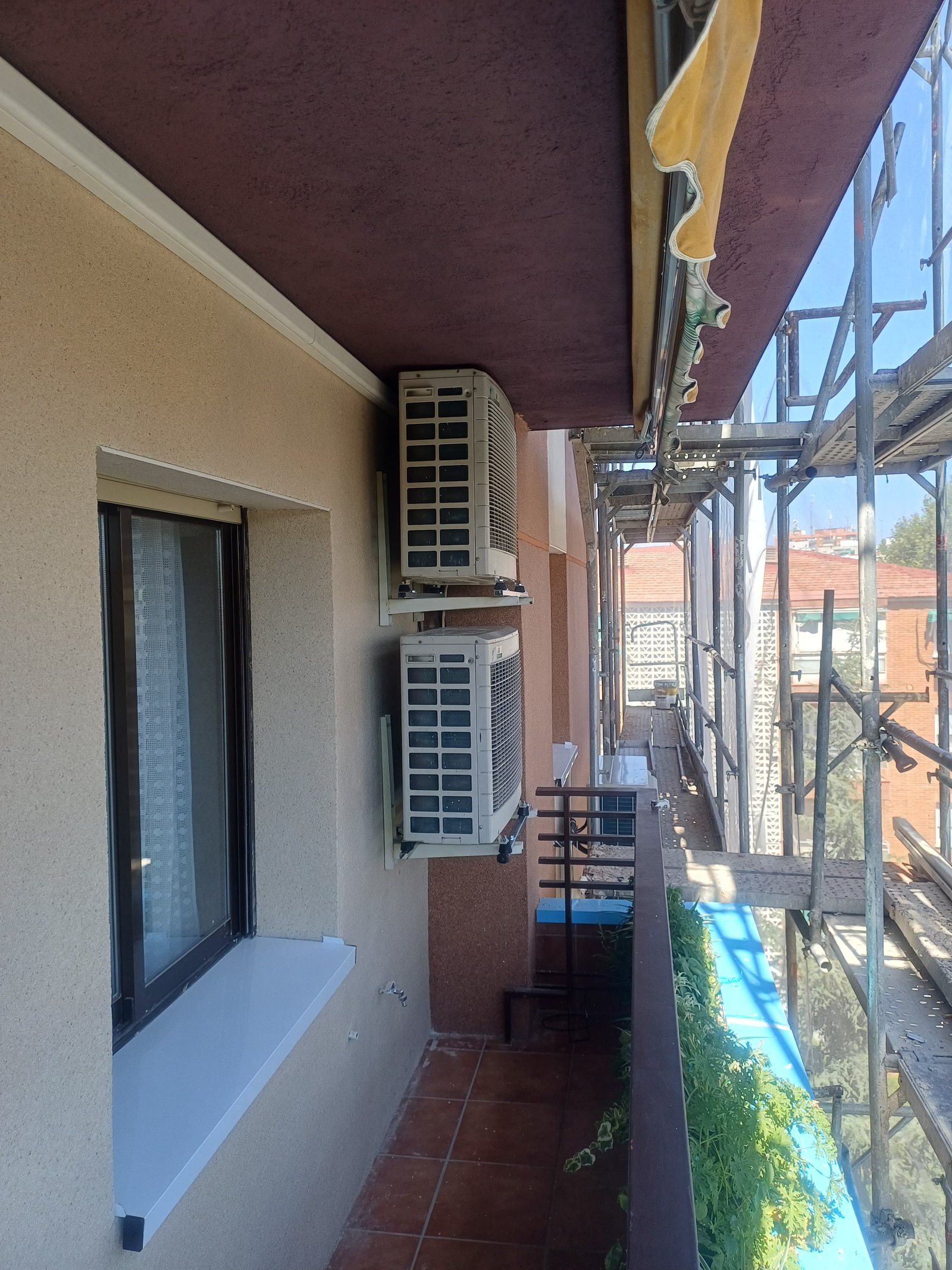 Dos unidades exteriores de aire acondicionado montadas en fachada, ejemplo de trabajo real