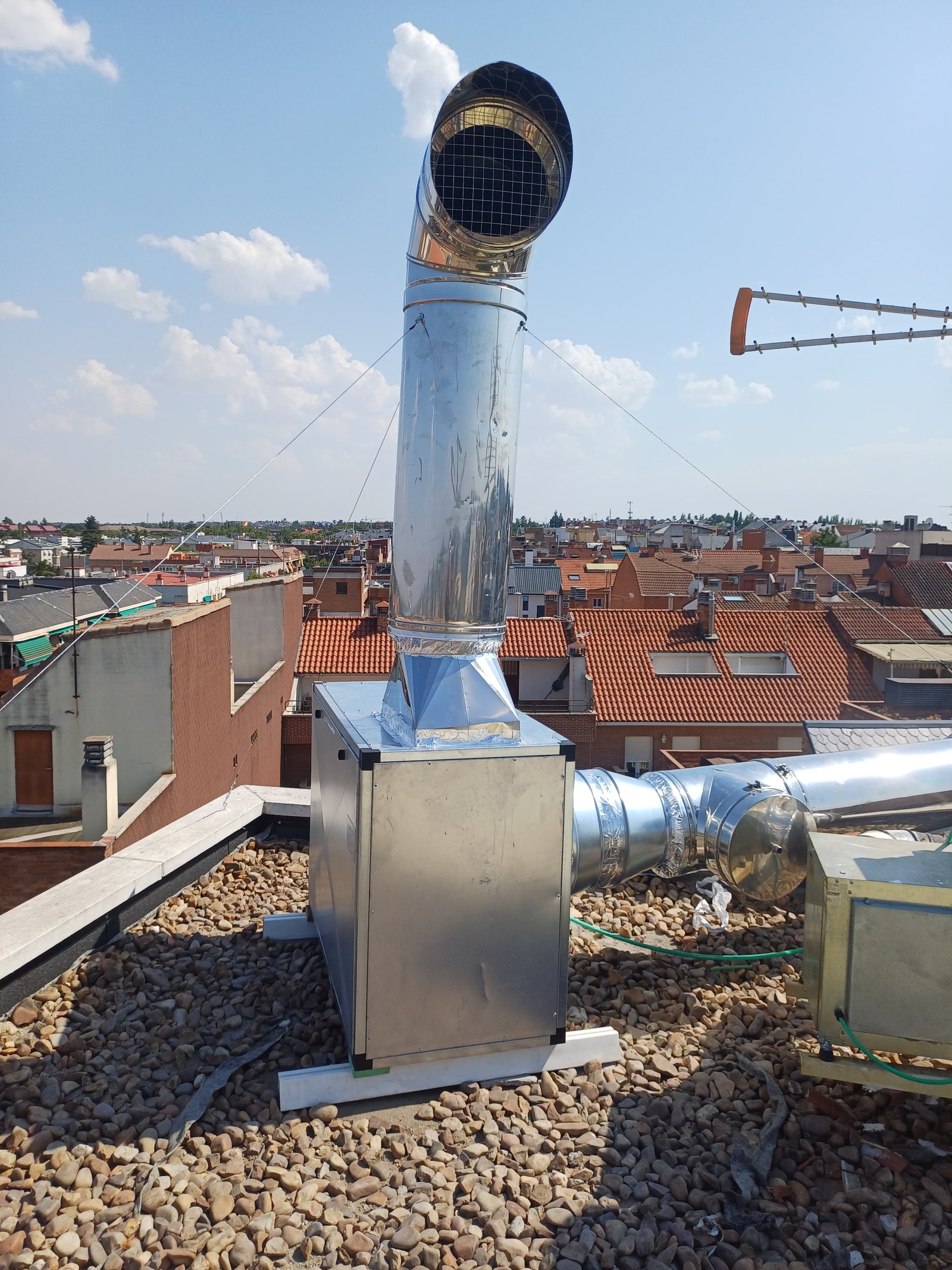 Trabajos de extracción de humos en altura con plataforma elevadora